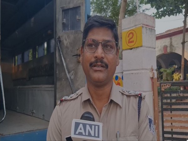 Moghat police station in charge Ishwar Singh Chouhan