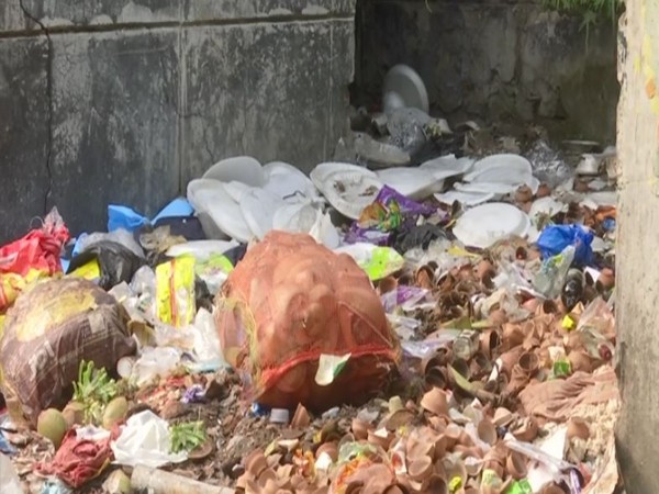 Garbage littered on the Kolkata roads. (ANI/photo)