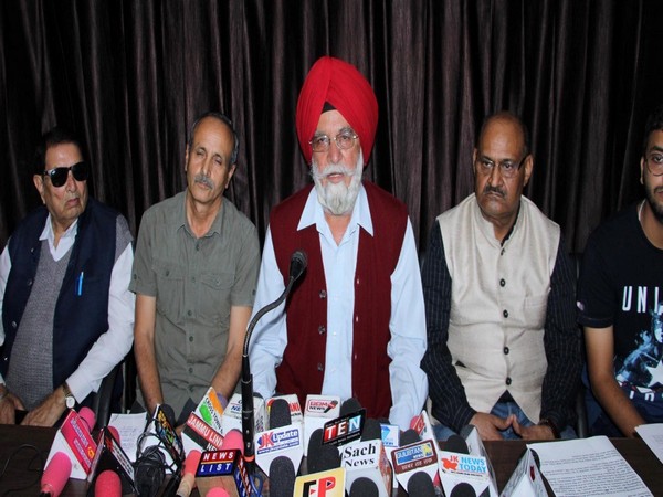 Jammu and Kashmir Saini Sabha president Satpal Saini (centre)