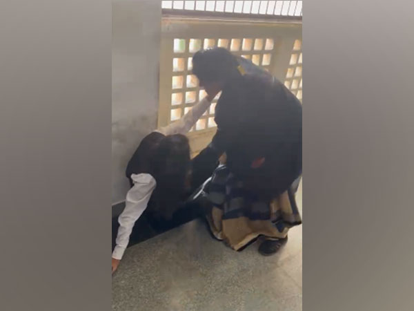  A screen grab of the viral video showing two advocates indulged in a scuffle (Photo/ANI)