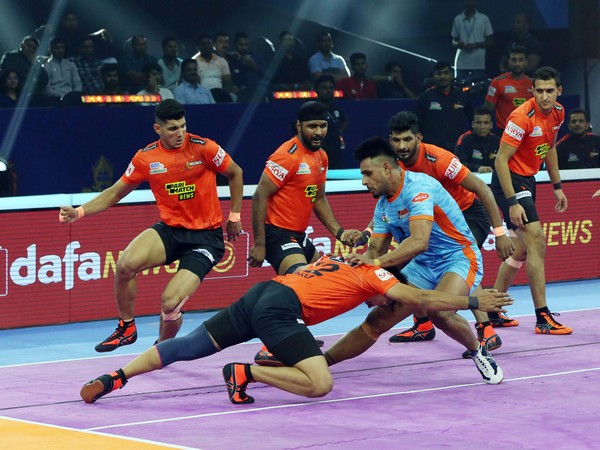 Bengal Warriors and U Mumba players in action (Photo: PKL Media)