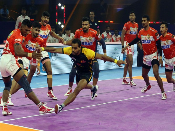 Telugu Titans and Gujarat Giants players in action (Photo: PKL Media)