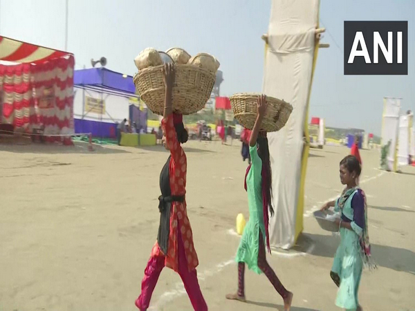 Ladies going for Chhath festival in Patna