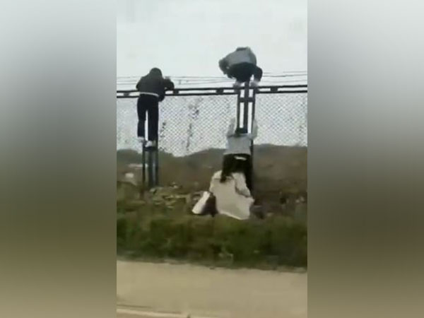 Workers flee China's Covid restrictions at Foxconn's iPhone factory in  Zhengzhou. (Photo Credit - Twitter/Stephen McDonell)