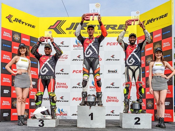 Winners celebrating with the trophy. (Photo- FMSCI)