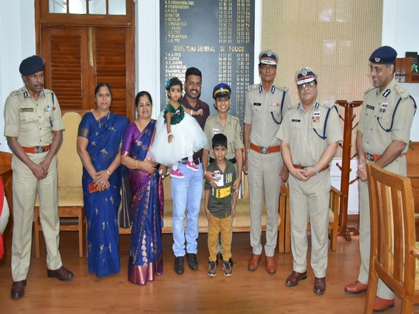 Policewoman MR Ramya and her family in the centre after being felicitated (Photo: ANI) 