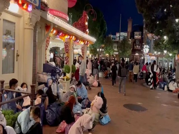 Visitors inside Shanghai's Disneyland (Image source: Twitter)
