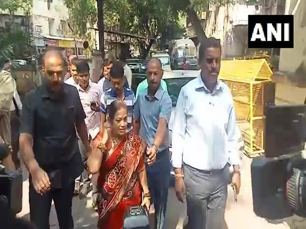 Former Mumbai Mayor Kishori Pednekar reaching Dadar police station (Photo/ANI)