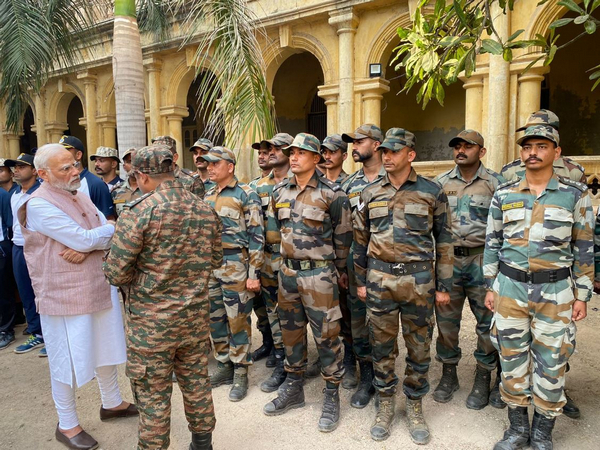 Prime Minister Narendra Mobi met those who were involved in rescue and relief operation when they mishap-struck Morbi. (ANI/photo)