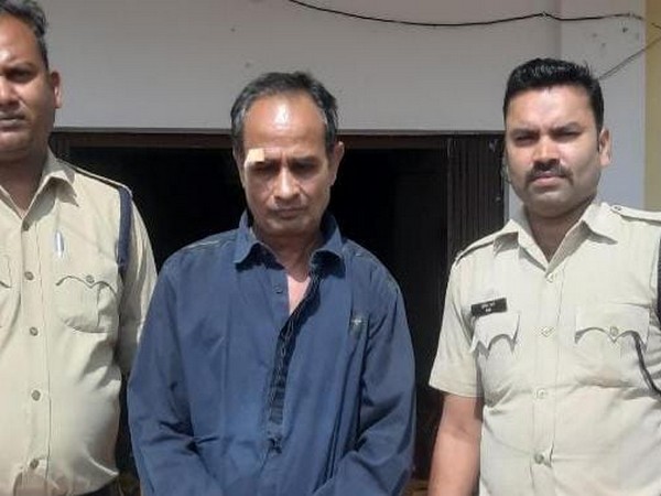 Accused shopkeeper in the middle (Photo/ANI)