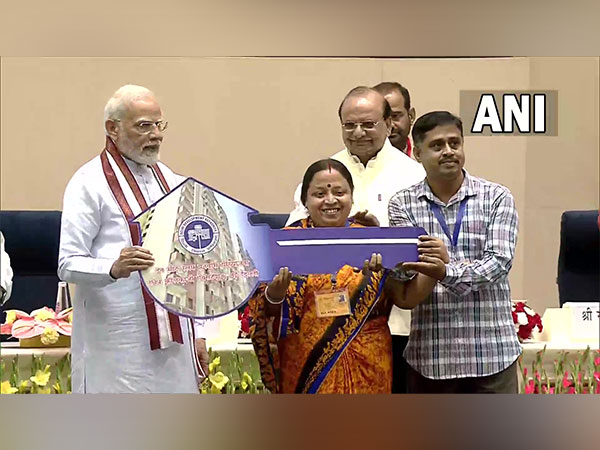 Prime Minister Narendra Modi handing over keys to eligible beneficiaries from Bhoomiheen Camp at Vigyan Bhawan, Delhi (Photo/ANI)