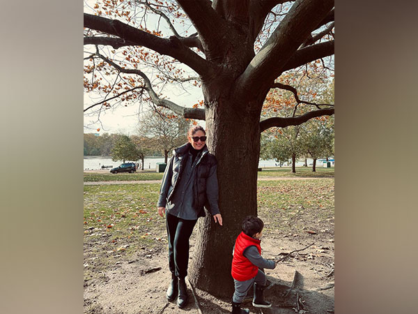 It's play time for Kareena with love of her life Jeh in London (Image Source: Instagram)