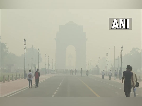 India Gate, New Delhi engulfed in Smog (Photo/ANI)