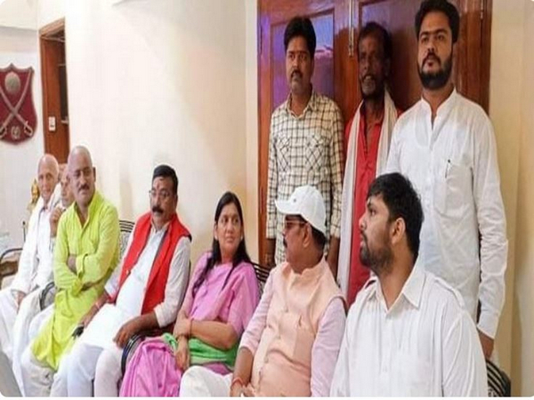 Jailed RJD leader Anand Mohan with his family (Source: Social Media)