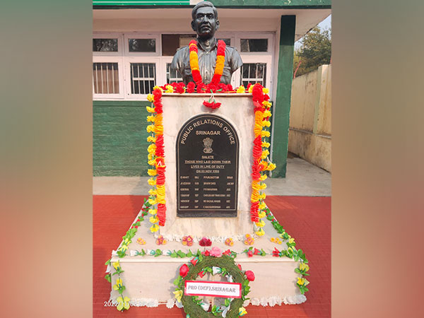 Tributes paid to Major Purshottam (Photo: Srinagar PRO) 
