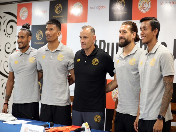 RoundGlass Punjab FC coach with players (Photo: RoundGlass Punjab FC)