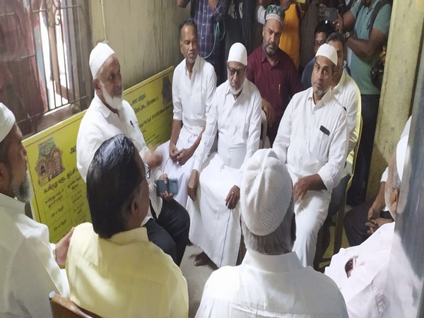 Muslim Jamath leaders visit temple (Photo/ANI)