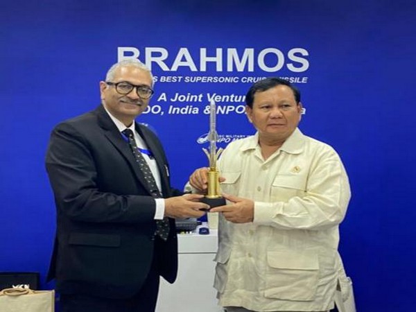  Indonesia Defence Minister visits BrahMos Aerospace stall