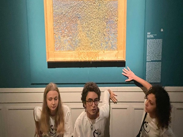 Climate activists threw pea soup at Van Gogh's painting (Image source: Twitter)