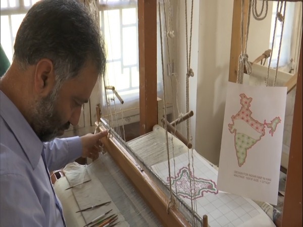 Artisans at School of Designs prepare Kani shawl with Indian map (Photo:ANI)