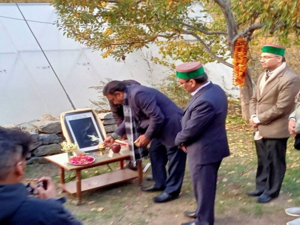 CEC Rajiv Kumar pays tribute to Shyam Saran Negi (Photo: Twitter/ @rajivkumarec)