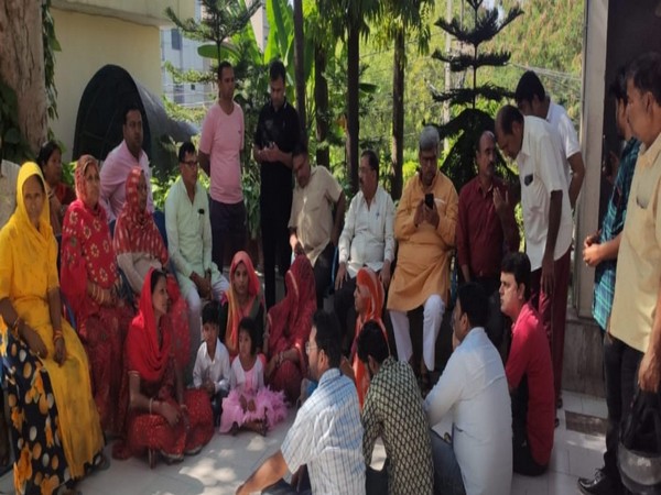 Victim family and BJP leaders at Vidhayak Puri Police station (Photo/ANI)