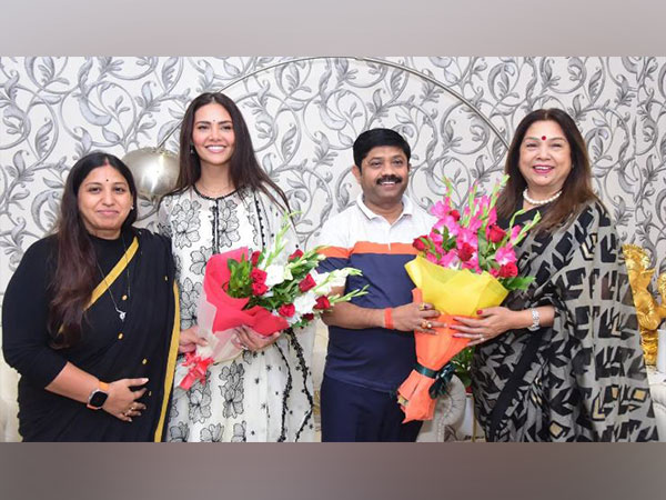Esha Gupta and her mother Rekha Gupta with UP Minister Nandi and Prayagraj Mayor Abhilasha Gupta Nandi
