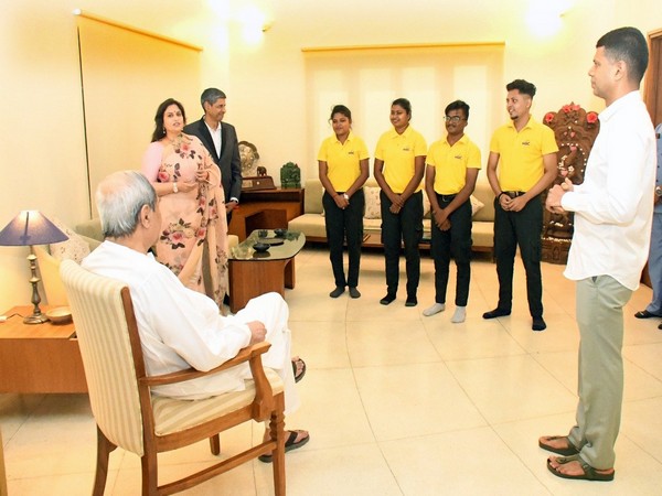 Odisha Chief Minister Naveen Patnaik with WSC students (Photo: Twitter/ @Naveen_Odisha)