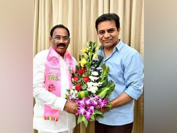 TRS leader Prabhakar Reddy (L) with KT Rama Rao 