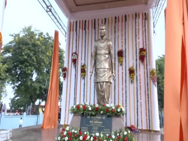 Uttar Pradesh Chief Minister Yogi Adityanath unveiled the statue of former Prime Minister late Chandra Shekhar (Photo/ANI)