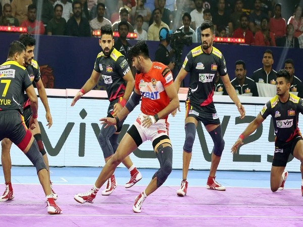 Gujarat Giants and Bengaluru Bulls players in action (Photo: PKL)