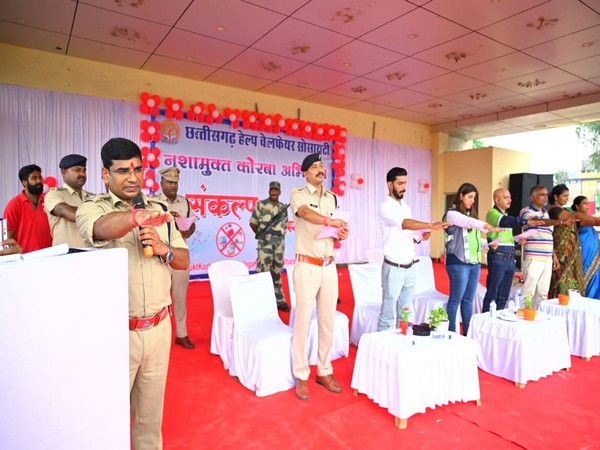 SP Santosh Singh (Left) administering oath to the public. (Photo/ANI)