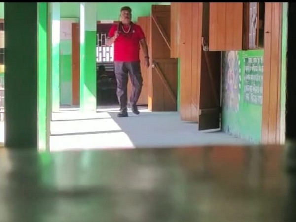 Dhritimedha Das with 'dao' in school