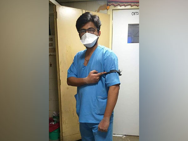 A resident doctor wearing black ribbon (Photo/ANI)