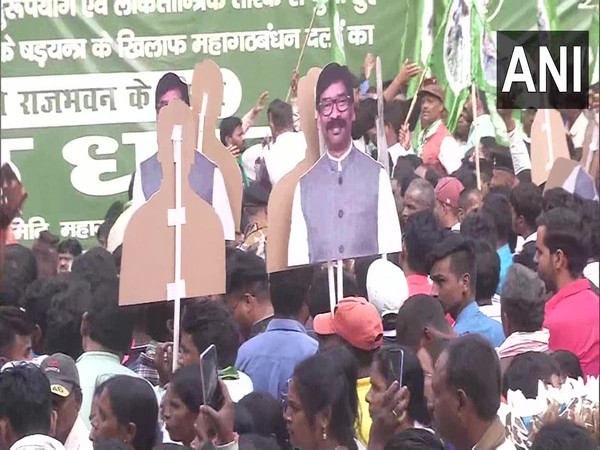 UPA workers hold protest outside Jharkhand rajbhavan on Monday