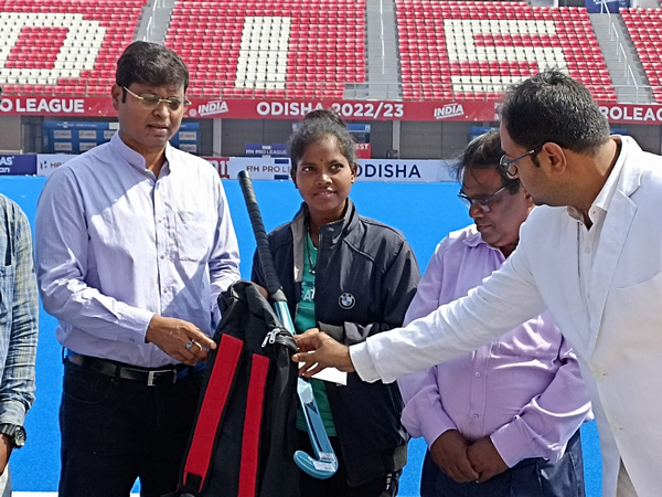 Sunita Lugun (centre) with Dilip Tirkey (left). (Photo- ANI)