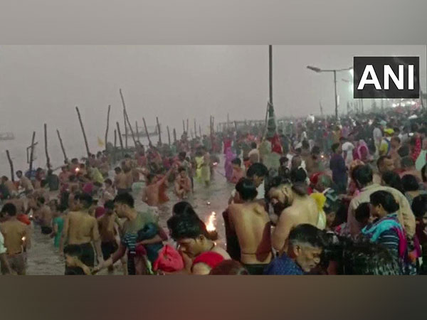 Devotees take holy dip on 'Kartik Purnima' in Garhmukteshwar (Image Source: File Photo)
