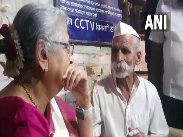 Philanthropist Sudha Murthy (left) with Sambhajirao Bhide (right) (Photo/ANI)