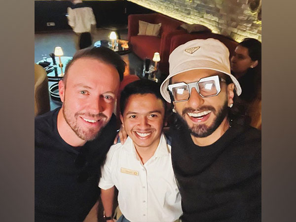 Ranveer Singh, AB de Villiers (Image source: Twitter)