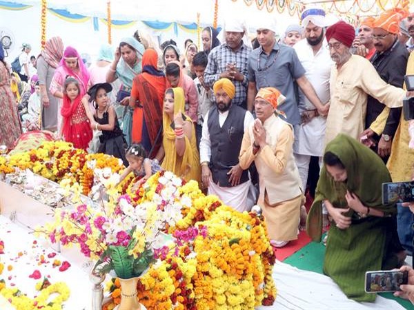 Madhya Pradesh Chief Minister Shivraj Singh Chouhan offering prayer at Gurudwara (Photo/CMO) 