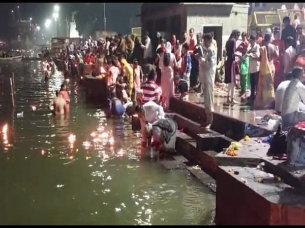 Devotees take holy dip in Kshipra river (Visuals from Ram Ghat)