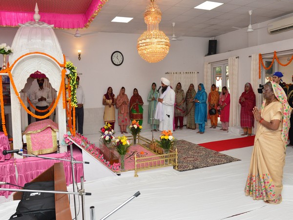 President Droupadi Murmu pays homage to Guru Nanak Dev Ji at President's Bodyguard Regimental Gurudwara (Photo/Twitter @rashtrapatibhvn)  