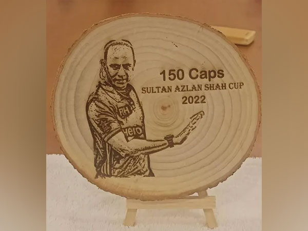 Javed Shaikh honoured by Hockey India (Photo: HI website)