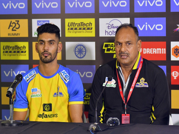 Tamil Thalaivas Head Coach Ashan Kumar with player (photo: PKL Media)