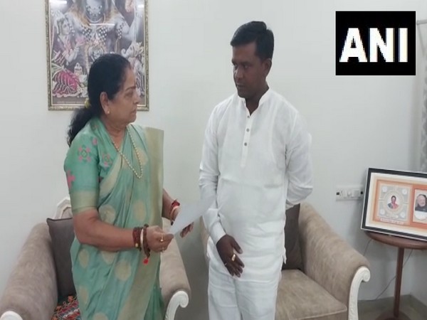 Congress MLA Bhavesh Katara submits resignation to Speaker Nimaben Acharya (Photo:ANI)