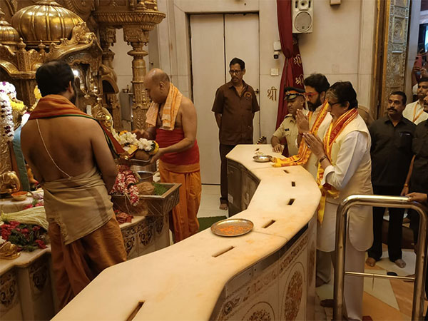Amitabh Bachchan & Abhishek Bachchan at Siddhivinayak Temple