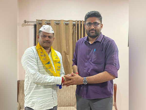 MLA Kesarisinh Solanki joined AAP (Photo: Gopal Italia Twitter)