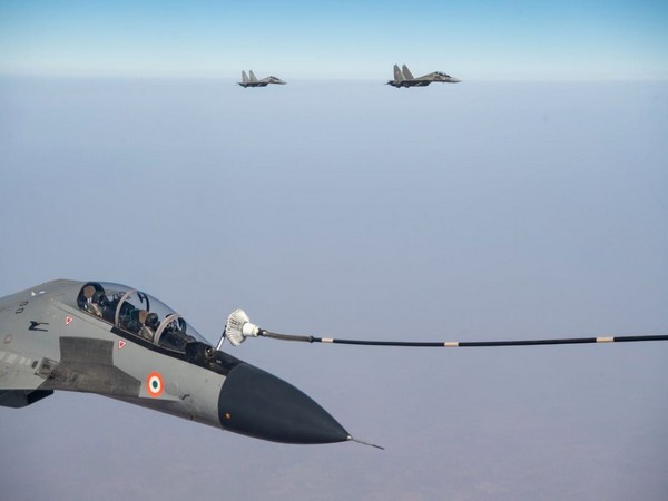IAF practises aerial refuelling with FASF (Image: Twitter/@IAF_MCC)