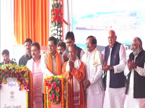 Union Minister Sarbananda Sonowal and CM Yogi Adityanath in Varanasi. (Source: Twitter @IWAI_ShipMin)