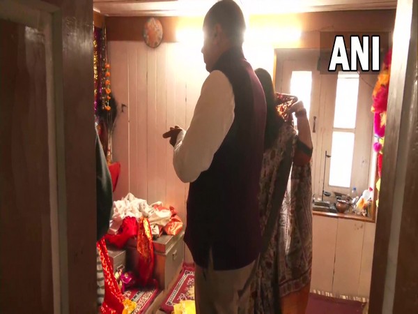 Himachal Pradesh Chief Minister Jai Ram Thakur offers prayer (Photo/ANI)